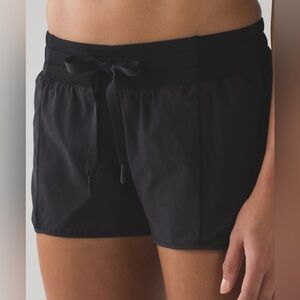 Lululemon Hotty Hot Low-Rise Lined Short 2.5